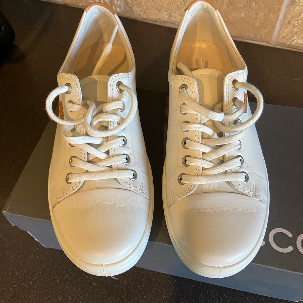 Ecco white leather sneakers Size 8-8.5